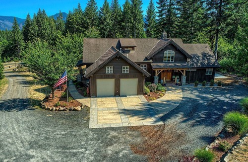 Stevenson Cabin | Luminous and Spacious Ski Cabin with Shared Hot Tub that Offers Stunning Landscapes of the Columbia River Gorge, Washington