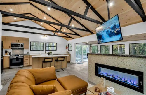 South Casco House | LUX Designer Private Waterfront Crooked River SEBAGO - GLASS WALLS - Huge Yard
