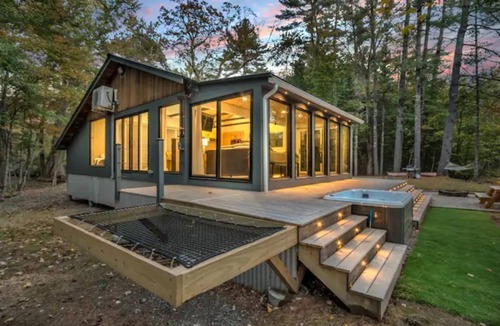 South Casco House | LUX Designer Private Waterfront Crooked River SEBAGO - GLASS WALLS - Huge Yard