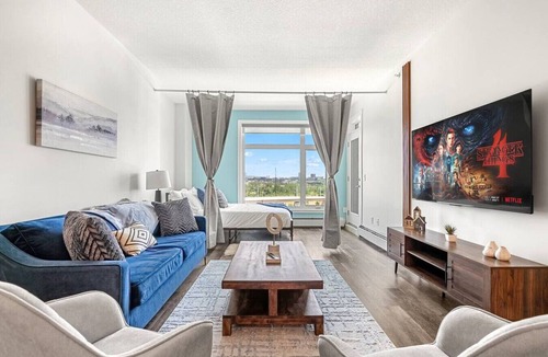 Connaught Apartment | Luxe Downtown Condo Penthouse W/2 Free Parking!