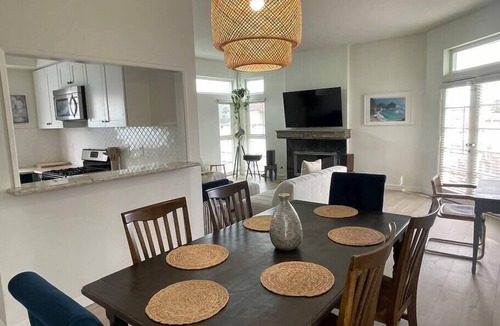 Venice House | Luxe large 2BR, Steps to Beach w Roof Deck & Free Parking, Excellent Location