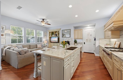 Beach Barber Tract House | Luxurious 4BR Home steps from Beach-Big Hot Tub,Fire Pit,AC,Bikes, 2 King Beds