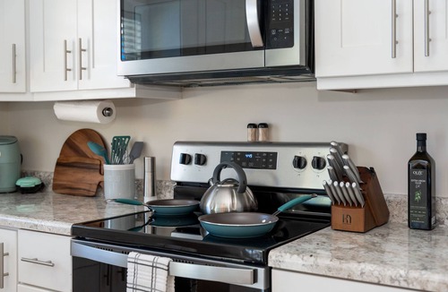 Kings Grant House | Luxurious & Comfy Haven: Prime Location ~ Pool ~ Hot Tub ~ Fire Pit ~ Gym ~ Pkg!