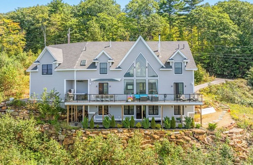 Campton House | Luxurious Spacious 6-bedroom House. Best Views, Hot tub. Waterville Estates!