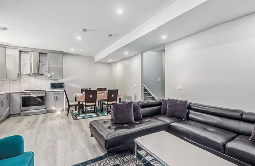 Evanston House | Luxurious two bedroom with one bathroom