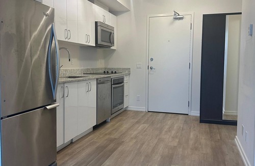 East Village Apartment | Luxury 2BR Condo in Downtown Calgary | Free Parking | Walk to Stampede & C-Train