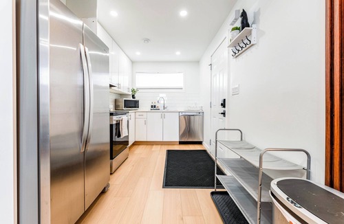 Southeast Calgary House | Luxury 2BR Guest Suite: Fast WiFi | BBQ | Rainfall Showers I Near Downtown