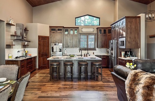 Pinetop Cabin | Luxury 3-Bed 3-Bath Cabin with Fireplace, WiFi, Chef's Kitchen in Quiet Pinetop