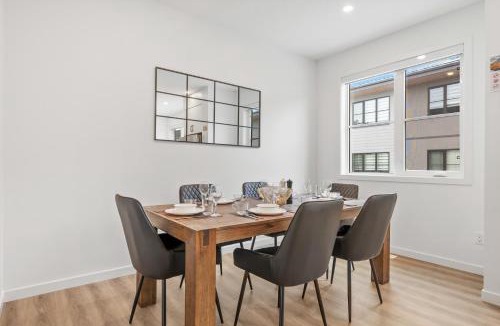 Southwest Calgary House | Luxury 3 Bedrooms Spacious Townhome, 2 Car Garage, Sleeps 8, Heater & AC, King Bed, Easy Ski Access, Next to WinSport, 10km from Calgary Downtown, Near Banff