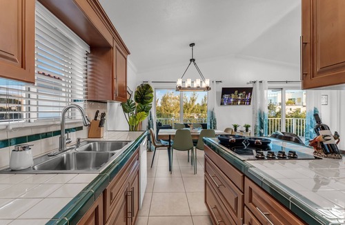 Tavernier House | Luxury 4B/3B, Private Canal, Kayaks, 13 ft Hot Tub, 4 H Mini-Golf & Pedal Boat.
