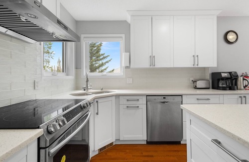 Panorama Hills House | Luxury 4BR | 8 Guests, AC, Garage, Near YYC&Banff
