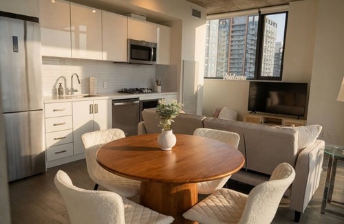 Connaught Condo | Luxury Condo | 2 Bed | Pool | Gym | Views | Parking | Steps to DT Dining