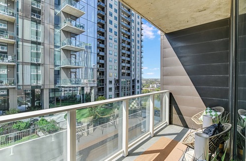 Rainey Street Historic District Condo | Luxury Downtown Austin condo with Rooftop Pool, Private Balcony & Lake View