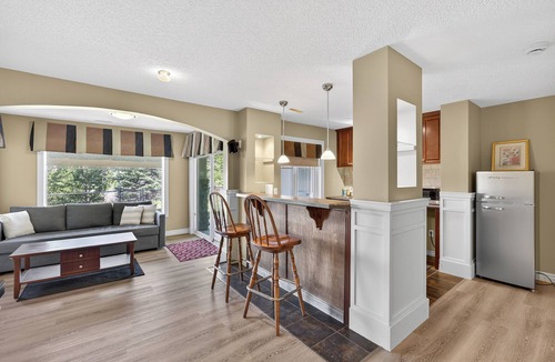 Panorama Hills House | Luxury Home, 5 BR, 10 Beds, Crib, Sleeps 12, Office room, Play room, 12m to YYC.