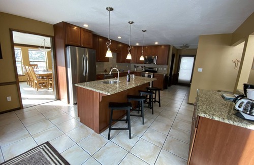 Angel Fire Ski Chalet | Luxury Home with plenty of seating and Chef's Kitchen 3 Minutes from Ski Lifts!