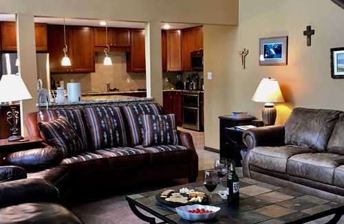 Angel Fire Ski Chalet | Luxury Home with plenty of seating and Chef's Kitchen 3 Minutes from Ski Lifts!