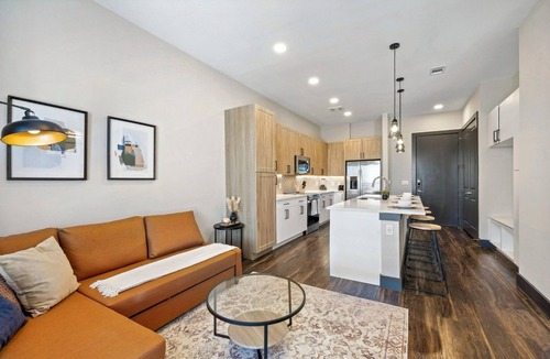 North Burnet Apartment | Luxury King Bed+Pool+Gym+DowntownATX+Domain+Q2Stadium