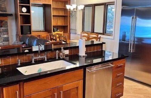 Radford House | Luxury Lake Front Lodge on Claytor Lake, VT & RU close