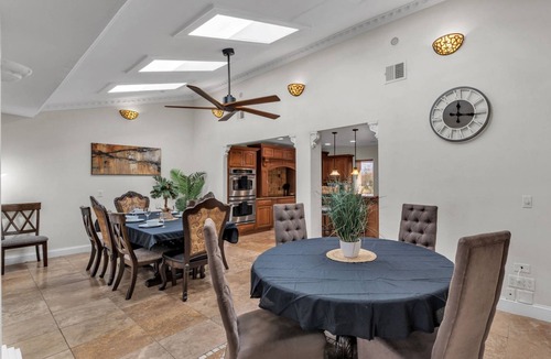 Lake Hamilton House | Luxury Lakefront Retreat | Heated Salt Pool, Dock & Kayaks | Home Theatre & EV Charger