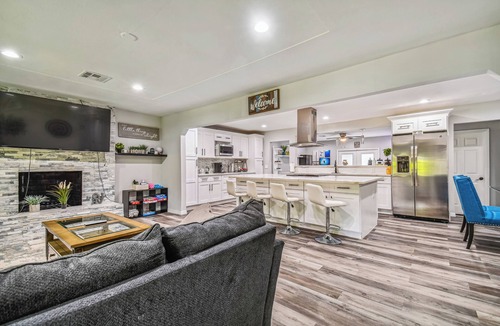 Brandon House | Luxury Modern spacious 5Bedroom/3Bathroom, Theater room a game room and pool.
