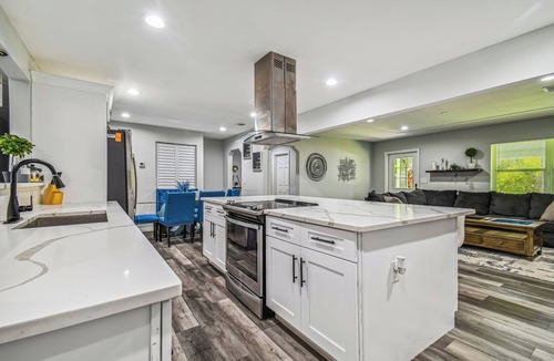 Brandon House | Luxury Modern spacious 5Bedroom/3Bathroom, Theater room a game room and pool.