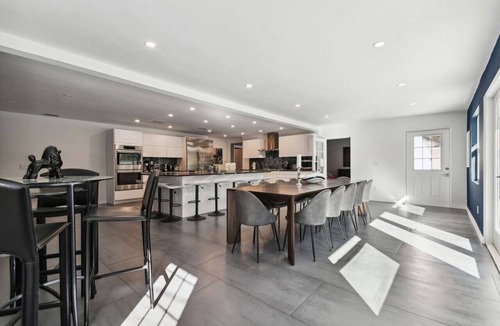 Dunedin Villa | Luxury Private 7BR Lakeside Villa with heated Pool, Putting Green & Fire pit