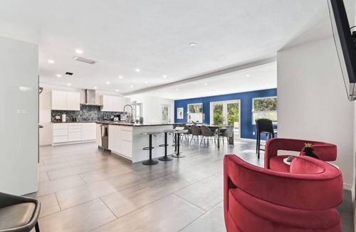Dunedin Villa | Luxury Private 7BR Lakeside Villa with heated Pool, Putting Green & Fire pit