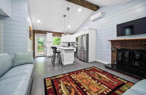 Strange Creek Cabin | Luxury Riverfront - Elk River Trail 2-bedroom cabin with Starlink.