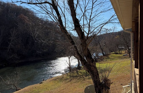 Strange Creek Cabin | Luxury Riverfront - Elk River Trail 2-bedroom cabin with Starlink.