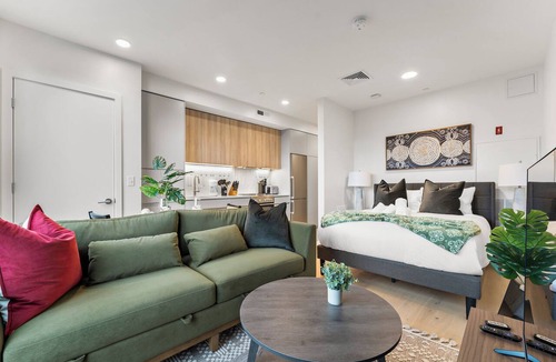 D Street - West Broadway Apartment | Luxury Studio Next to Broadway 8svt