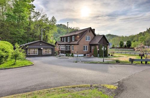 East Point Apartment | 'Lynn' Dog-Friendly Abode w/Mountain Views!