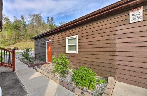 East Point Apartment | 'Lynn' Dog-Friendly Abode w/Mountain Views!