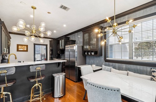 Round Rock Original Plat House | Mansion on Main - Walk to Downtown Round Rock, Historic Charm, Office, new BBQ grill and basketball