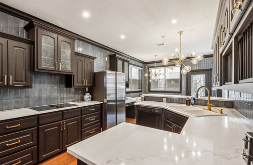 Round Rock Original Plat House | Mansion on Main - Walk to Downtown Round Rock, Historic Charm, Office, new BBQ grill and basketball