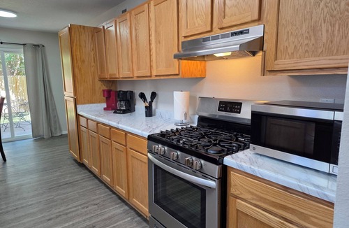 Northeast Heights House | Metro Dreamzz” 4 bedroom, Pets Welcome, 5G Fiber Wifi !