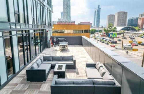Connaught Apartment | MicroNest - Modern Overlooking Downtown Parking