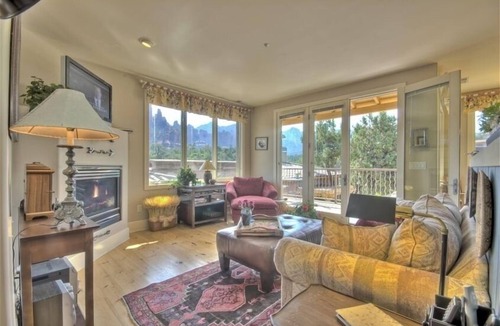 Sedona House | Million Dollar Views, Ensuite Jetted Tub For Two, Fireplace, Deck, Walk to All