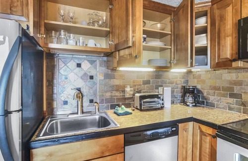 Edray Condo | ML278 Mountaintop Retreat! Enchanting mountain/lake view! WiFi, near village