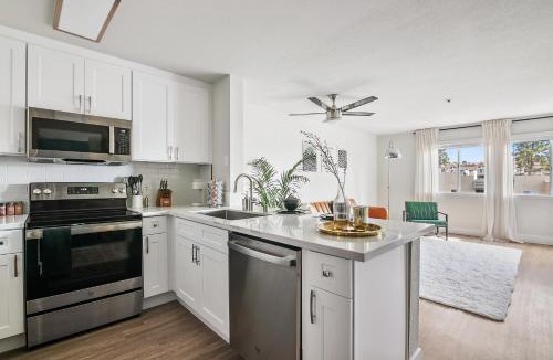 University City Apartment | Modern 1BD in La Jolla Mountain City Views Free Parking