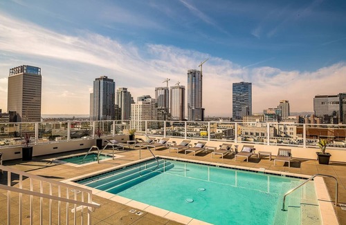 Downtown Los Angeles Condo | Modern 1BR/1BA Loft in DTLA w Rooftop pool, jacuzzi, and Cabanas - Free Parking!