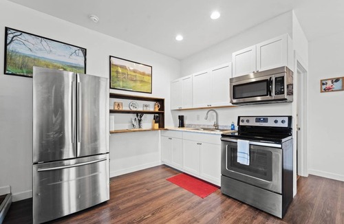 Edray Apartment | Modern 1BR Downtown | King Bed + Parking, Snowshoe