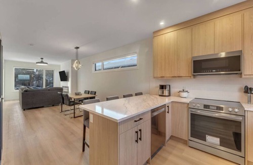 Shaganappi House | Modern 2BR/2BA Suite: 5-Min Walk to LRT & Golf with Garage Parking