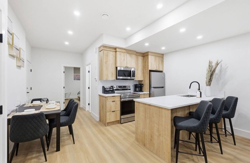 Rosscarrock House | Modern 3BR Family Suite Downtown King Bed Parking