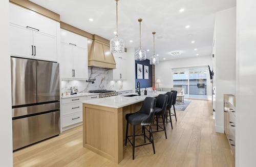 Rosscarrock House | Modern 3BR Home Downtown Free Parking Sleeps 8