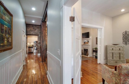 Dixon Park Bed & Breakfast | Modern 4 Bed Brownstone in Historic Downtown