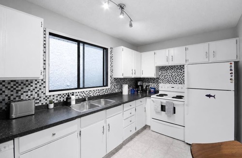 Marda Loop House | Modern 4BR Duplex Near Marda Loop| Family Friendly