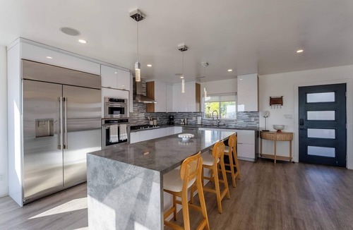 Mission Hills House | Modern 5BR Oasis - City Views, Gym & Gated Parking
