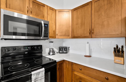 South Pandosy Condo | Modern 5th Floor unit 3 bed 2 bath 958sq ft Playa del Sol Resort
