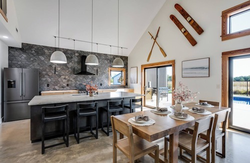 Murdock House | Modern Cabin Near Cheney Lake W Pool and Hot Tub - Holiday Home