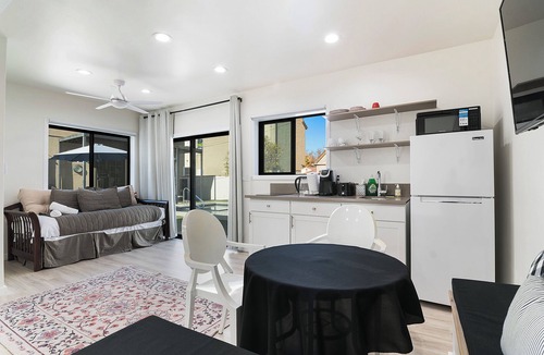 Greater Wilshire - Hancock Park Apartment | Modern Guest Suite for Two by The Grove Miracle Mile